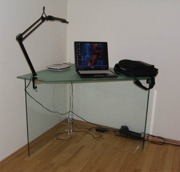 [:et]Klaasist kirjutuslaud[:fi]Lasinen kirjoituspöytä [:ru]Письменный стол из стекла.