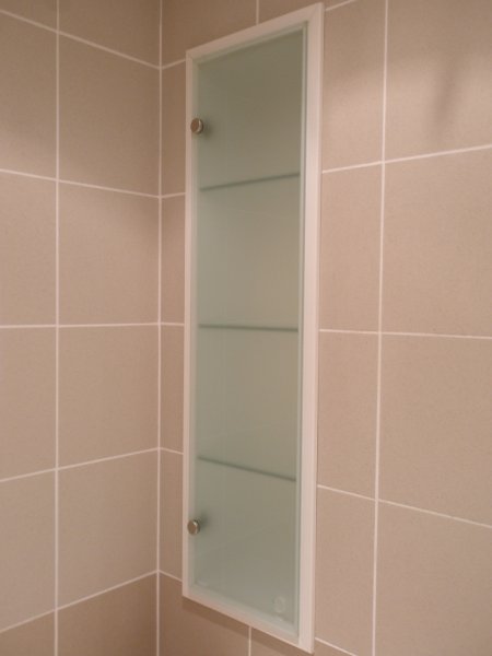[:et]Klaasist uks vannitoa nishis[:fi]Lasinen ovi kylpyhuoneessa [:ru]Стеклянная дверца ниши в ванной комнате