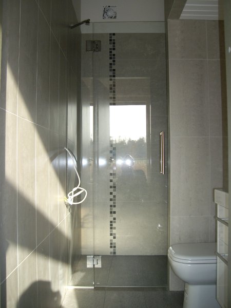 [:et]Klaasvahesein dushiruumis[:fi]Lasinen väliseinä suihkuhuoneessa [:ru]Стеклянная перегородка в душевой