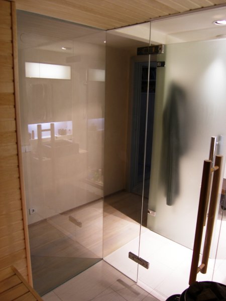 [:et]Uksega klaasist sauna sein[:fi]Ovellinen lasinen saunaseinä [:ru]Стеклянная стена сауны с дверью
